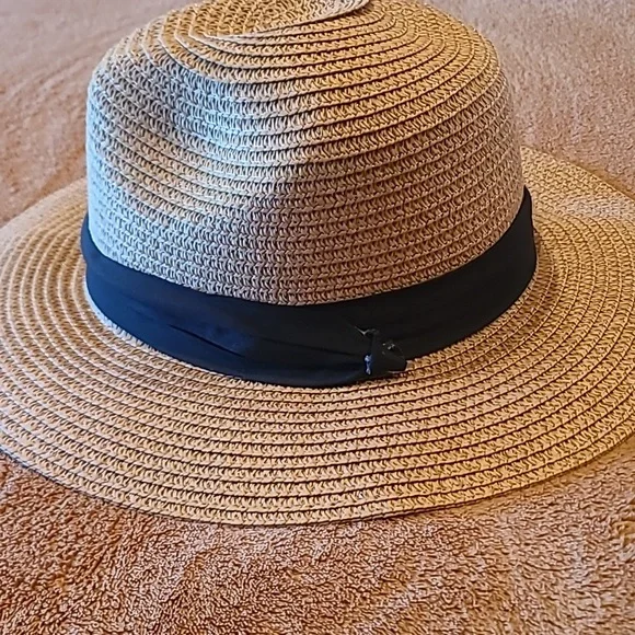 Stylish Straw Sun Hat with Black Band - Picture 3 of 7